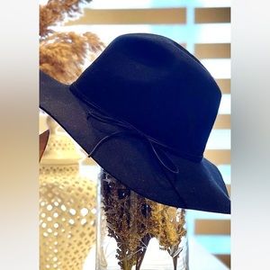 Black felt fedora